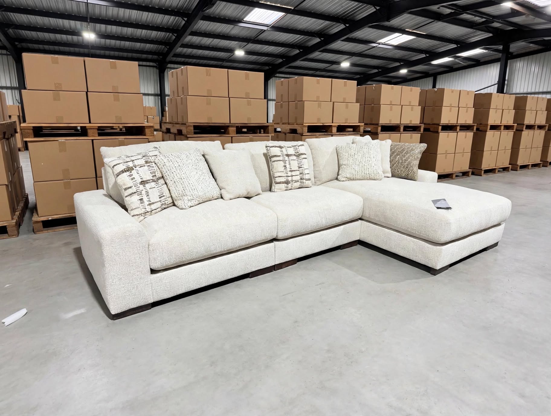 Bunbury RHF Chaise Lounge INC 7 Scatter Cushions