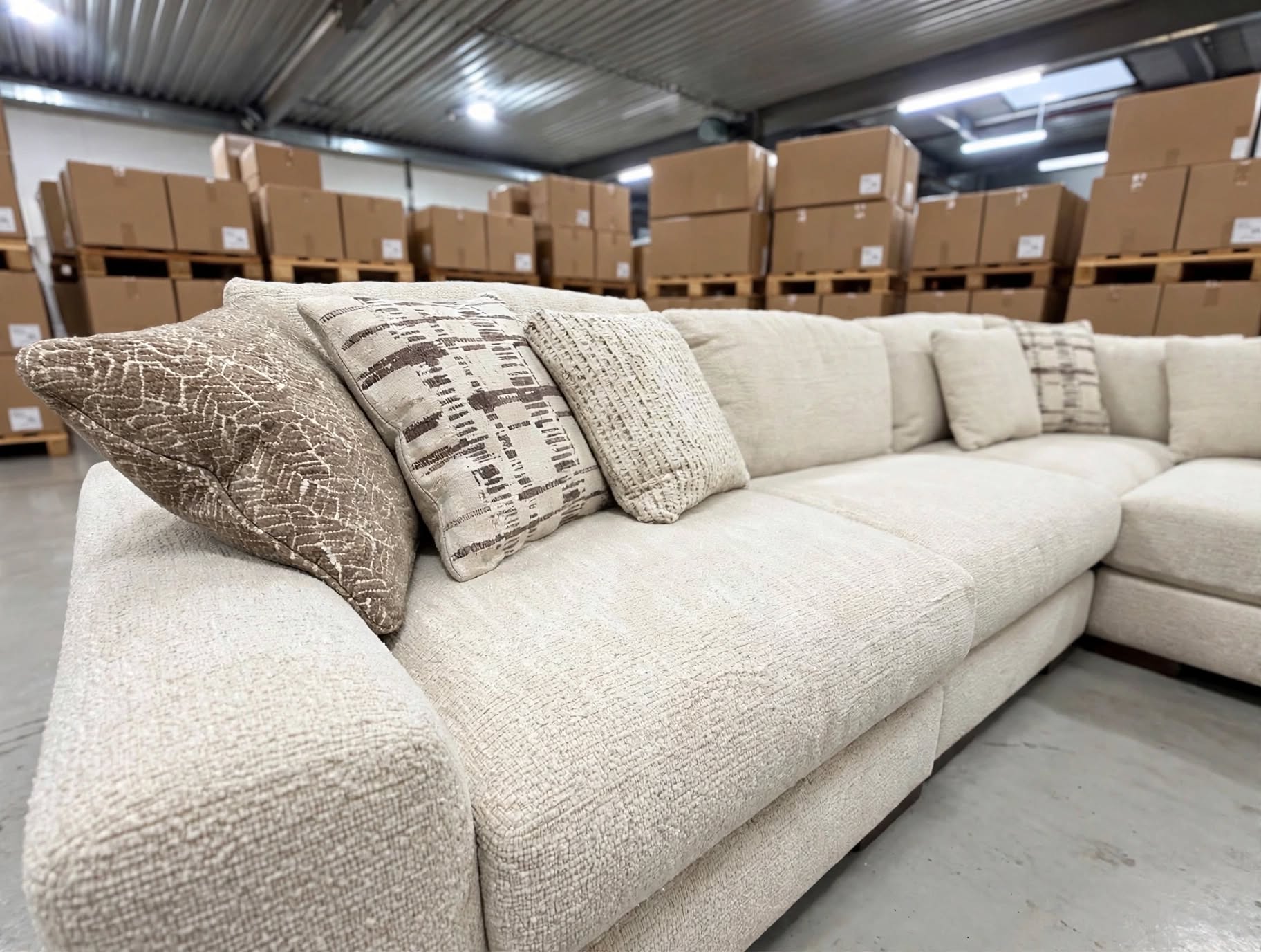 Bunbury RHF Chaise Lounge INC 7 Scatter Cushions
