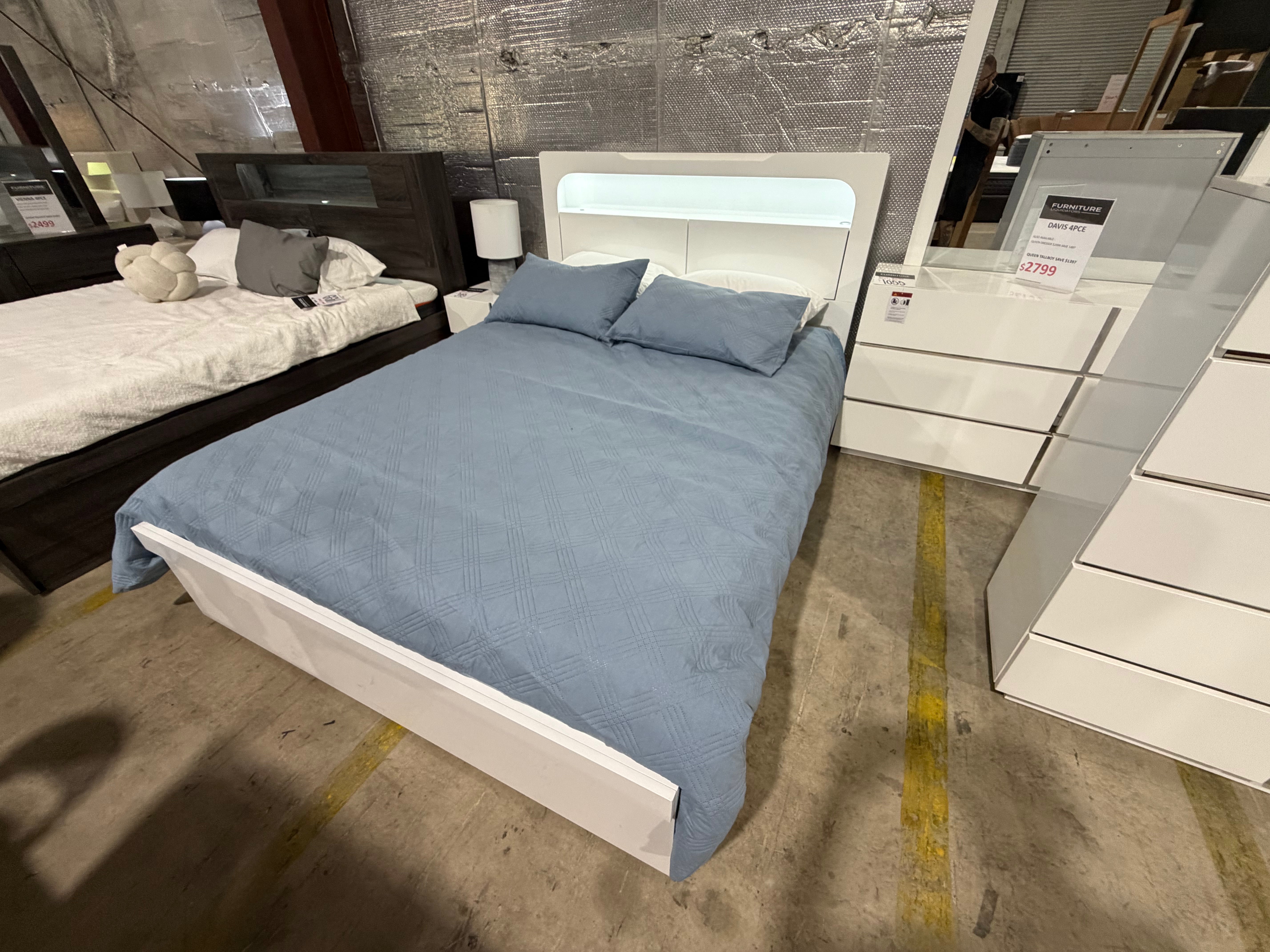 Davis queen size bed in Gloss White