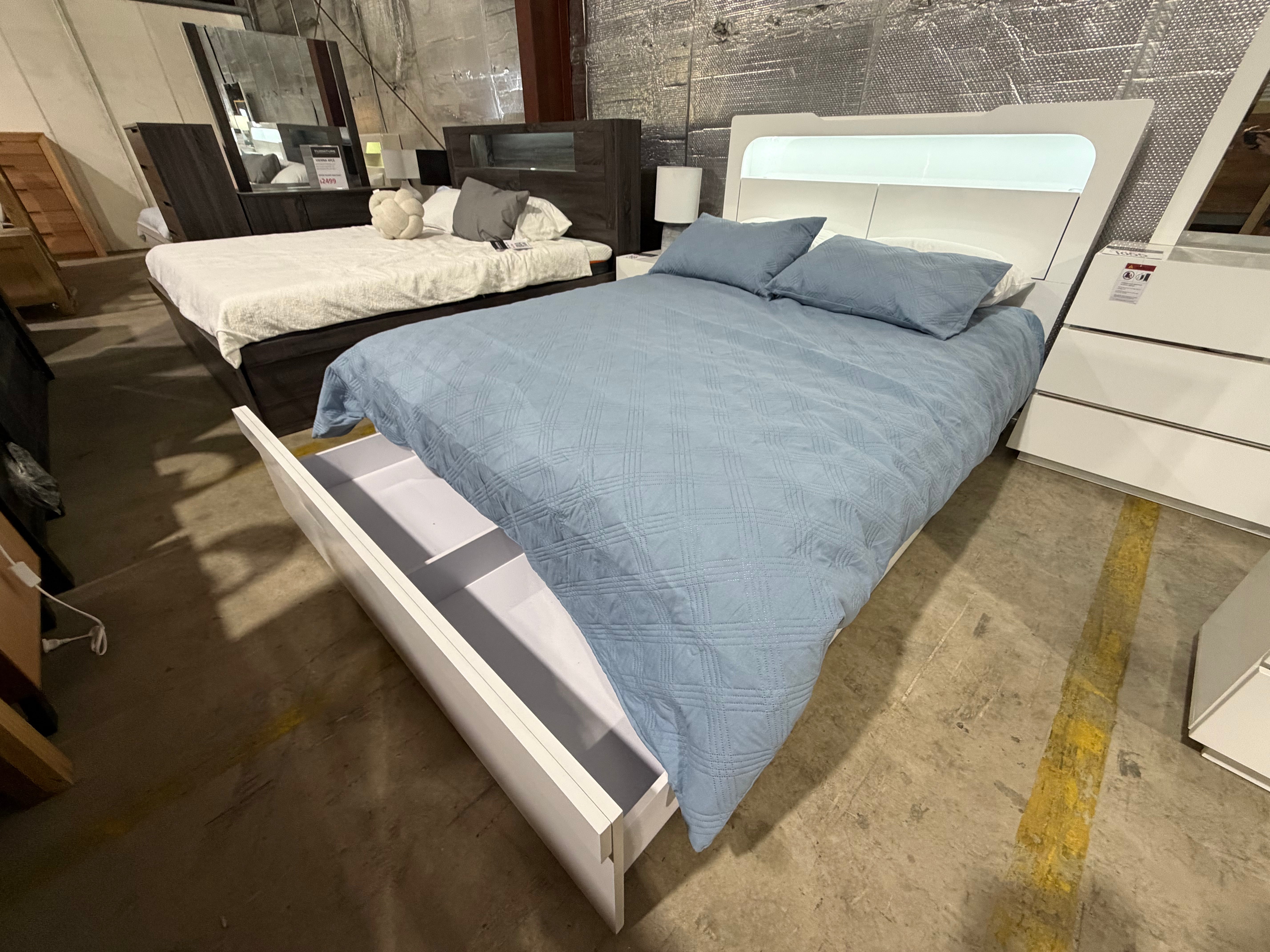 Davis queen size bed in Gloss White