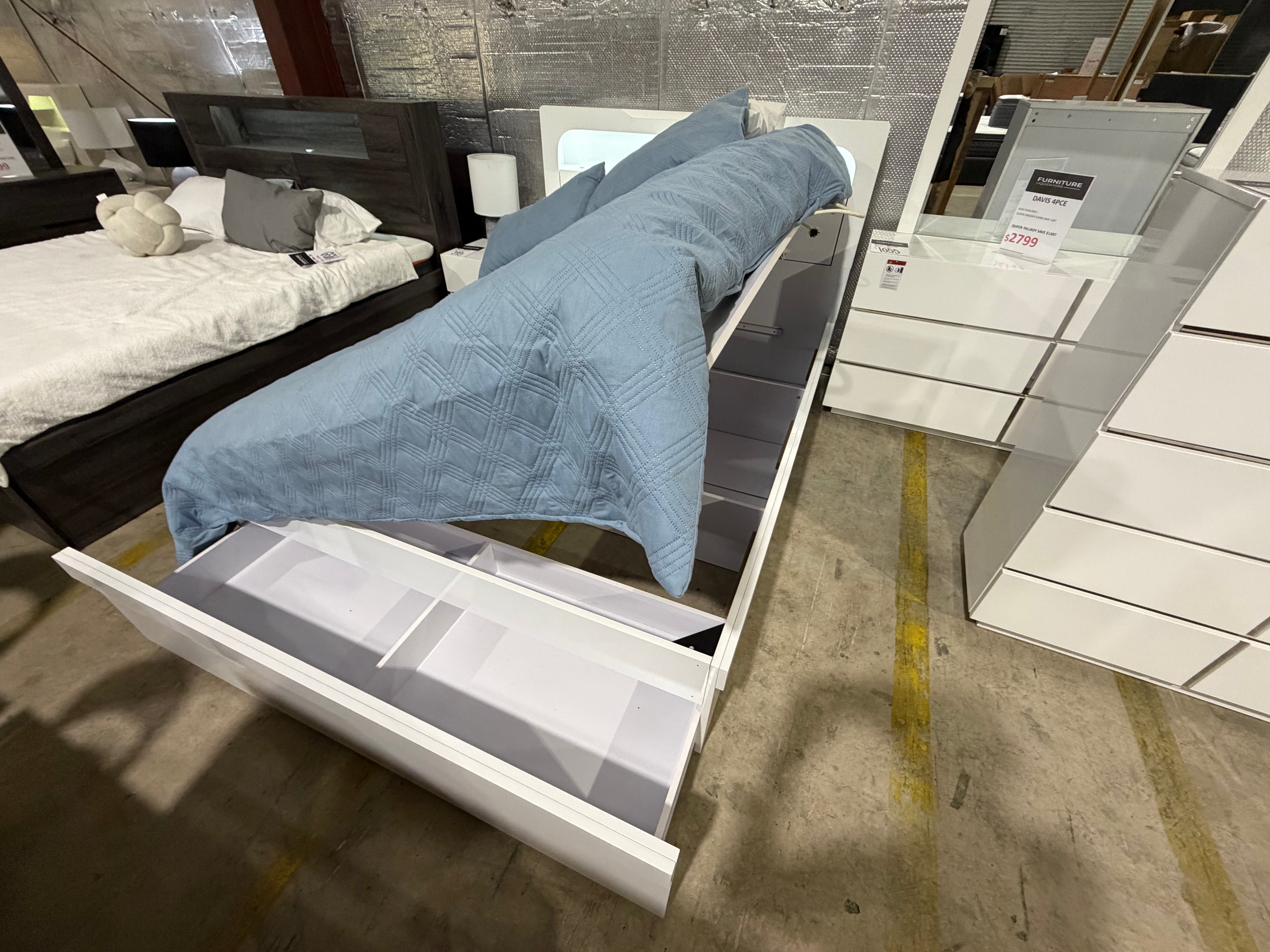 Davis queen size bed in Gloss White