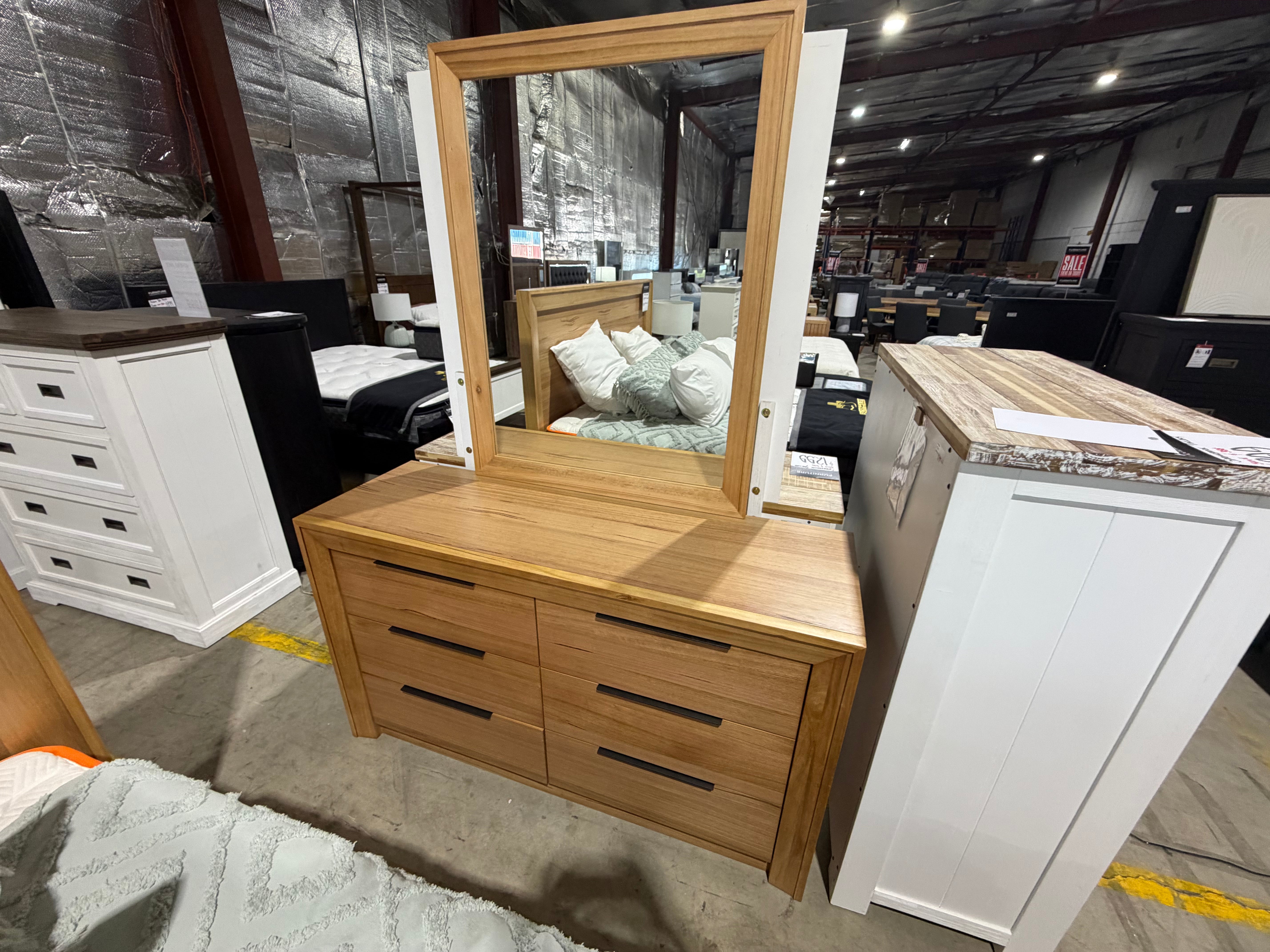 Ontario dressing table with mirror in messmate timber