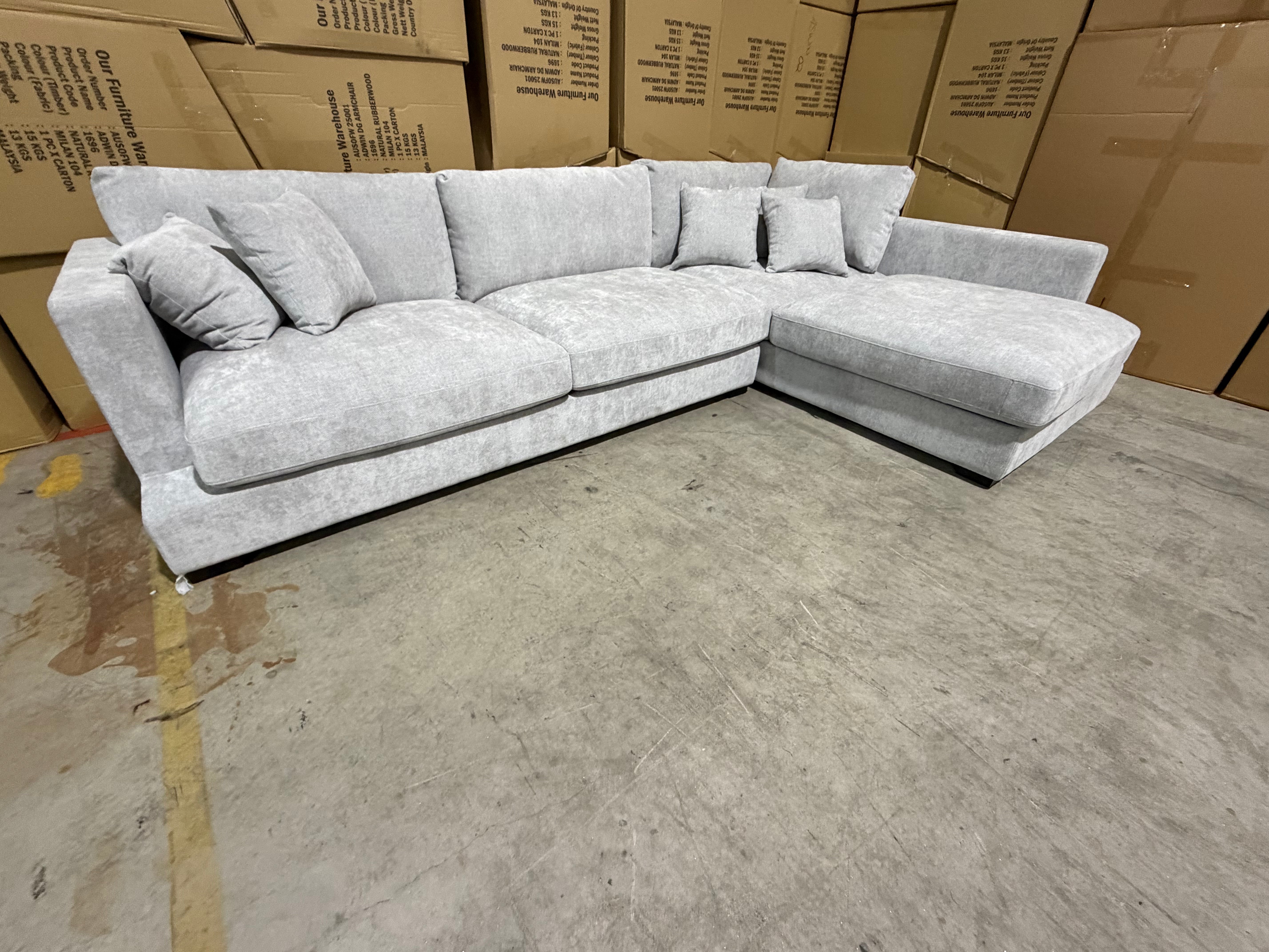 Baxtor Right Chaise Lounge inc scatter Cushions