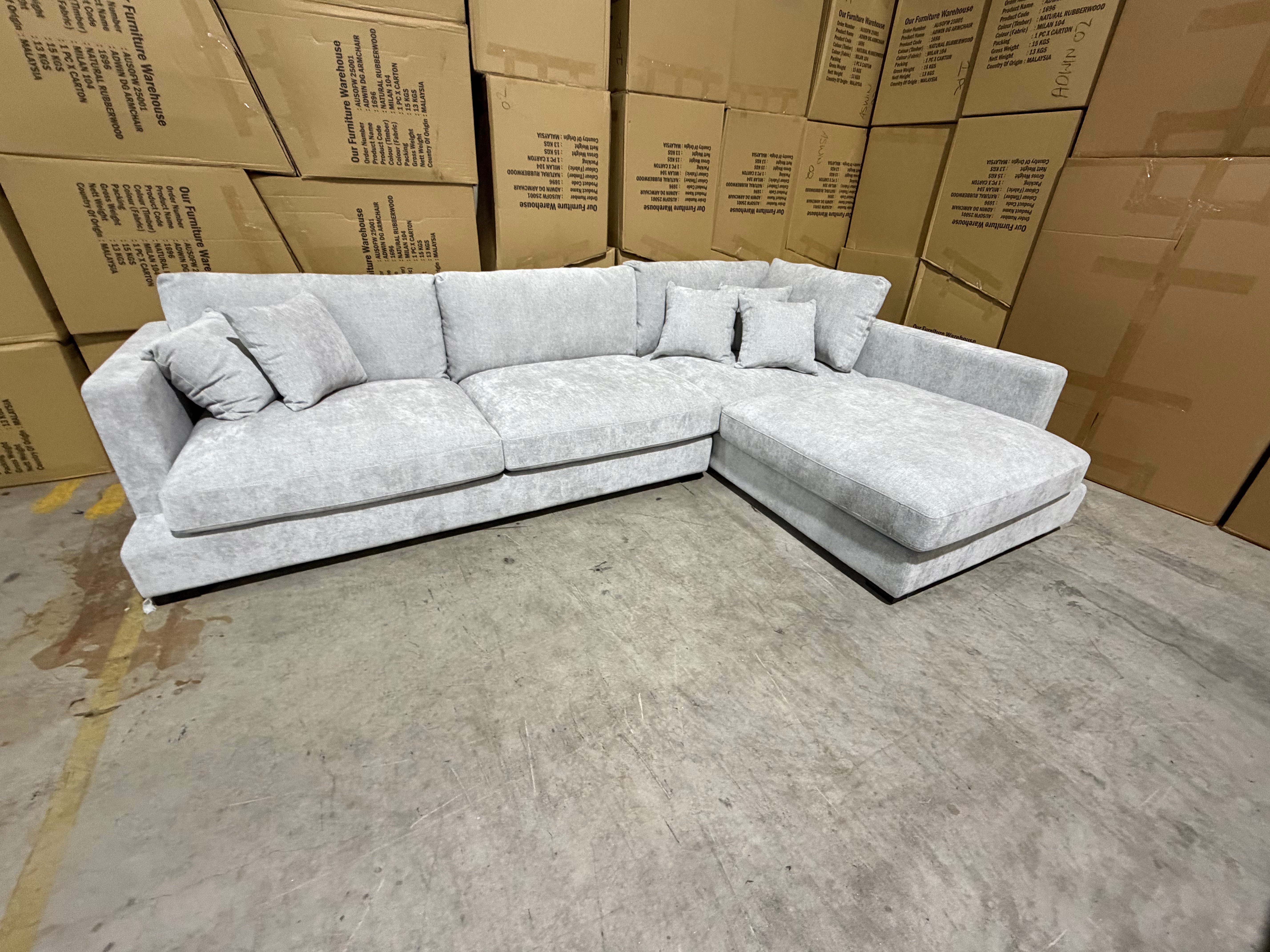 Baxtor Right Chaise Lounge inc scatter Cushions